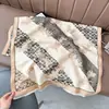 Bufanda de Otoño e Invierno para Mujer Moda Europea y Americana Versátil Chal de Imitación Cachemir Grueso de Invierno Cálido Estilo de Lujo Accesible Bufanda