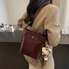 Bolso nuevo mujer 2024 popular bolso cubo retro Joker este año popular otoño e invierno casual hombro mensajero