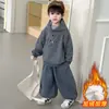 Conjunto de Felpa Rayado Bicolor para Niños Otoño e Invierno 2026 Nuevo Invierno Estilo Coreano Moderno Fresco Streetwear Conjunto de Dos Piezas con Capucha
