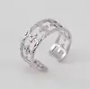 Anillo de Acero Inoxidable Hueco Geométrico de Cruz de Venta Caliente Transfronteriza para Mujeres con Diseño Abierto, Joyería Versátil de Alta Gama de Acero de Titanio