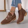 Botas de caballero bordadas para otoño e invierno con cremallera lateral, tacón grueso, moda retro 2024V, punta fina, corte bajo, botas vaqueras de nuevo estilo para mujer