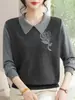 Camisa base de malha com lapela para mulheres, novo estilo outono 2026, top da moda com visual de duas peças para mães de meia-idade, suéter de alta qualidade