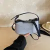 Bolsa de Balde Jeans Tendência Azul para Mulheres 2026 Nova Verão Estilo Cesta Não Repetitiva Transversal Pequena