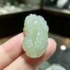 Colgante de imitación de vidrio Hetian jade Pixiu tres monedas y una moneda, suministro en vivo, colgante Pixiu de gran tamaño para hombre