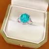 Anillo abierto de flor redonda de circón exquisito estilo palacio, sensación de nicho de alta gama, joyería de mano exagerada de lujo ligero al por mayor