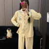 Conjunto de pijama con un lindo bordado de pingüino y diseño a rayas, adecuado para mujeres en primavera y otoño, con mangas largas y pantalones largos, y se puede usar como ropa de estar en casa.