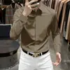 Camisa de manga larga para hombre de color marrón claro francés, botones ocultos, sin costuras, color liso, corte ajustado, elástica, sin arrugas, antiarrugas, estilo business casual