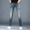 Jeans estampados de marca de moda europea y americana de alta gama, corte slim, pierna cónica, estilo desgastado, versátiles para varios atuendos, nueva colección primavera/otoño para hombre