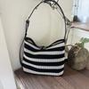 Bolsa Cruzada Versátil de Nuevo Estilo 2025 con Cortes Bolsón Rayas Blancas y Negras Tejidas Estilo Perezoso Bolsa de Mano para Mujer
