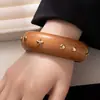 Pulsera Ancha Retro Europea y Americana de Madera con Remaches de Estrella Versátil Moderna Genial Exagerada Pulsera Joyería de Mano de Comercio Exterior Transfronterizo para Mujeres