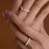 Anillos de Pareja Trenzados con Giro y Circonita Inspirados en el Diseño para Mujer, Anillo Abierto para el Día de San Valentín con Incrustación de Diamante Triturado Cepillado Mate