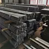 Canal de acero al carbono en forma de U empotrado canal de acero borde de vidrio cubierto pista de vidrio sin marco ranura de valla ranura de barandilla escaleras de edificio rojas