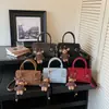 Nova coleção de primavera de 2026: uma bolsa de ombro elegante e versátil para noivas, uma bolsa transversal simples e prática para o dia a dia, e uma bolsa de mão fashion para mulheres