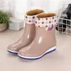 Botas de lluvia impermeables con suela de goma para mujer, duraderas y resistentes al desgaste, diseño de caña alta, engrosadas para protección adicional, antideslizantes, adecuadas para el trabajo, el lavado de autos y sitios de construcción.