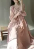 Vestido de Verão 2026 em Tecido Respirável de Algodão e Linho, Cor Rosa Pêssego Suave, Decote V com Amarração, Manga Média, Caimento Solto, Vestido Longo Valorizador e Emagrecedor
