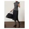 Outono 2026 Novo Estilo Fresco e Jovem Estilo Cintura Marcada Plissado Slim-Fit Elegante Top Fino Gola Meio Alta Camisa Base