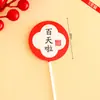 Mesa de Sobremesa de Aniversário de Bebê Vermelha Novo Estilo Chinês Cartão Decorativo para Bolo de Aniversário de 100 Dias Roupa de Festa de Lua Cheia