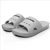 Pantuflas de verano para hombre, nuevo calzado versátil para exteriores, moda hogareña de moda, sandalias de suela gruesa, antideslizantes, suela ultra suave