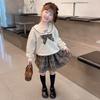 Traje de Dos Piezas para Niñas de Primavera y Otoño Moda para Bebés Niños Personalizado Marca de Moda Tendencia Estilo Universitario Suéter con Lazo Falda de Cuadros