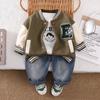2025 Primavera y Otoño Nueva Ropa de Otoño para Niños Niño Pequeño de Un Año Cárdigan Casual Tipo Uniforme de Béisbol Conjunto de Tres Piezas Ropa para Niños Guapos