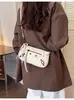 Bolso Cuadrado Pequeño de Hombro Único Estilo Coreano para Mujer 2026 Otoño Nuevo Remache Moderno Genial Bolso de Motocicleta para Mujer Bolso Cruzado para el Trabajo