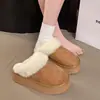 Chinelos femininos impermeáveis de pelo sintético, novo estilo outono/inverno, com sola grossa para altura extra e design antiderrapante adequado para uso interno