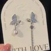 Brincos Assimétricos com Borboleta e Pingente de Pérola para Mulheres 2026 Novo Estilo Luxo Leve High-End Elegantes Brincos Mais Vendidos