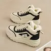 Sapatos de Algodão Femininos 2026 Outono/Inverno Novo Estilo Sola Grossa Aumentador de Altura Plus Veludo Quente Tênis de Pai Versátil Moda Q039