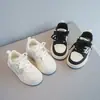 Zapatos blancos nuevos para niños con bloques de color suela gruesa antideslizantes casuales versátiles velcro mágico zapatillas deportivas sencillas para niñas unisex
