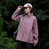 Jaqueta softshell estilo montanha, uma jaqueta casual e para o dia a dia para casais, com corte moderno e solto, e design de roupa de trabalho impermeável para outono e inverno