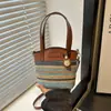 Bolsas de Cubo de Moda al por Mayor para Mujer 2025 Nuevo Estilo de Verano Tejidas de Paja Bloques de Color Bolsos de Hombro Versátiles Bolsos Cruzados