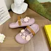 Nuevo pañuelo para la cabeza floral rosa hueco, zapatillas de media caña para mujer, ropa exterior de verano nueva, zapatos ligeros súper bonitos antideslizantes con agujeros