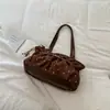 Bolso cruzado único estilo coreano con hombro plisado relajado y bolsillo en la axila, nuevo bolso de mano de moda 2026 con lunares para el trabajo