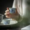 Taza de té con flor de lirio pintada a mano en azul cobalto y blanco bajo vidriado de las dinastías Tang y Song, Taza de té individual de cerámica estilo vintage, Taza de té pequeña