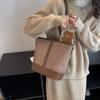 A bolsa popular de grande capacidade deste ano 2022 outono e inverno nova bolsa feminina bolsa de lona bolsa mensageira versátil bolsa de ombro tipo balde