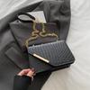 Bolsa Feminina 2025 Nova Bolsa Transversal de Ombro com Corrente Versátil Moda Sensação de Alto Padrão Padrão Trançado Pequena Quadrada Elegante Feminina