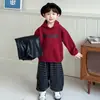 2221 Conjunto de Tres Piezas de Chaleco de Cuero de Otoño para Niños 2026 Nuevo Conjunto de Sudadera con Capucha y Pantalones a Cuadros Estilo Coreano para Niños