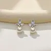 Elegantes brincos de tarraxa com zircônia floral e pérola, modernos e versáteis, acessórios de luxo leve para o dia a dia