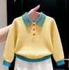 Ropa infantil coreana 2026 colección otoño/invierno nueva: suéter de punto amarillo con cuello alto texturizado y pantalones blancos casuales de pierna recta