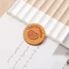 Etiqueta Redonda de Cuero Inglés de 25 mm Adhesivo de Tela Hecho a Mano Amor Pegatina para Bufanda Bolso Sombrero Costura Marca Universal