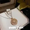 Colar com Pingente Borboleta Atraente Cor Dourada Antiga Pontos de Diamante Novo Estilo Chinês Chinoiserie Janela de Flores Pequeno Pote da Fortuna Colar Joia