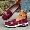 Sapatos Femininos Transfronteiriços 2026 Novo Modelo Sapatos Femininos Bordados Fly-Knit com Solas Macias, Sapatos Leves para Mães de Meia-Idade e Idosas, Sapatos de Pano Old Beijing