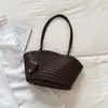 Bolsa de grande capacidade com padrão trançado de cor sólida para mulheres, novo modelo 2026, alto valor estético, design de nicho único, bolsa de ombro estilo cesta para o dia a dia