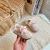 Tênis casuais de renda floral de grife para meninas 2026 novo estilo primavera e outono tênis casuais frescos para bebês sapatos únicos da moda