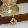 Cadena de clavícula elegante con microincrustaciones de circonita, chapada en oro real, para mujer, collar de trébol de cuatro hojas hueco de alta gama, gargantilla exquisita de celebridad de internet