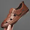 Sandálias Casuais Masculinas com Furos Vazados e Velcro, Sandálias de Verão para Negócios, Baotou Slip-on, Sapatos Masculinos com Solado de Carne