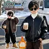 Chaqueta de Invierno de Cuero con Felpa para Niños 2026 Nuevo Estilo Versión Coreana para Niños Fresca Atractiva Ropa de Invierno Abrigo de Cuero PU Engrosado para Bebé