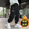Roupas Infantis Calças de Inverno Forradas com Lã para Meninos 2023 Novo Estilo para Meninos Maiores Outono e Inverno Calças Cargo Forradas com Lã Tendência