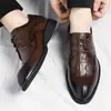 Coleção de outono plus size transfronteiriça: Sapatos formais masculinos versáteis, estilosos e chiques em estilo britânico com padrão brogue e couro com textura de crocodilo.