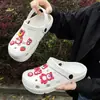 Zapatos perforados de nuevo estilo para mujer, zapatos cerrados de verano para uso en exteriores, sandalias slip-on para hombre, zapatos de playa ligeros de suela blanda, modernos para parejas